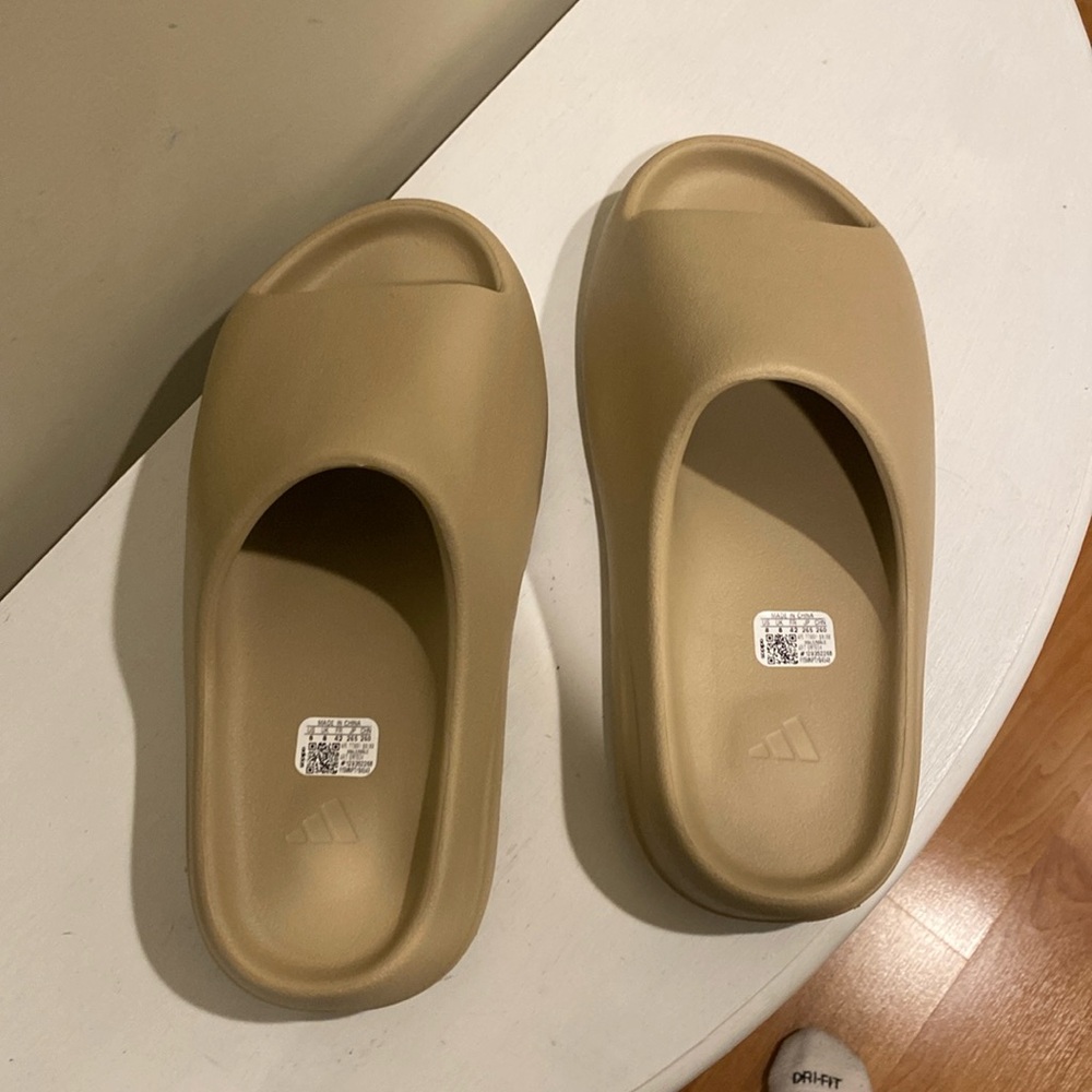 Yeezy slides, pure size 8